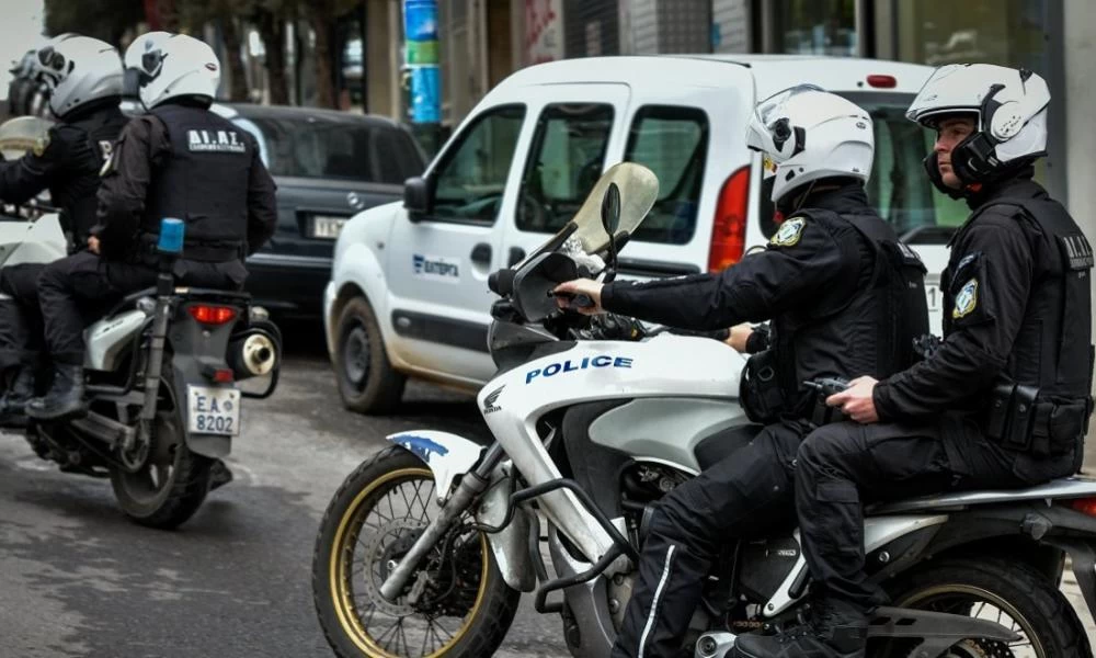 Επίθεση σε αστυνομικούς από 30 στη Ν. Σμύρνη